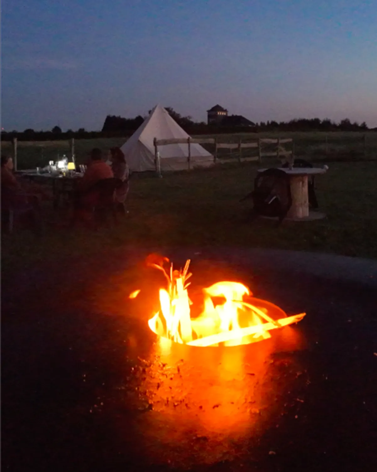 Soirée conviviale autour du feu à La Ferme Enchantée