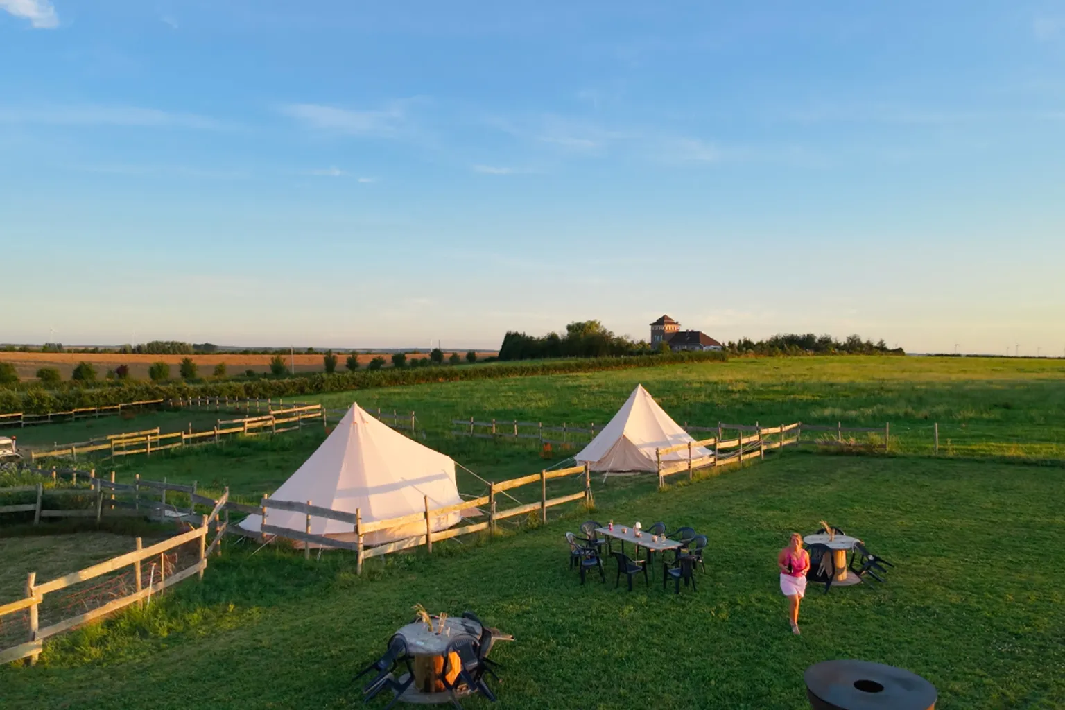 Tentes et espaces extérieurs de La Ferme Enchantée