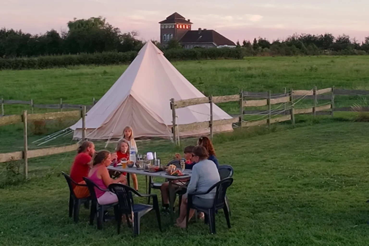 Repas partagé à l’extérieur de La Ferme Enchantée
