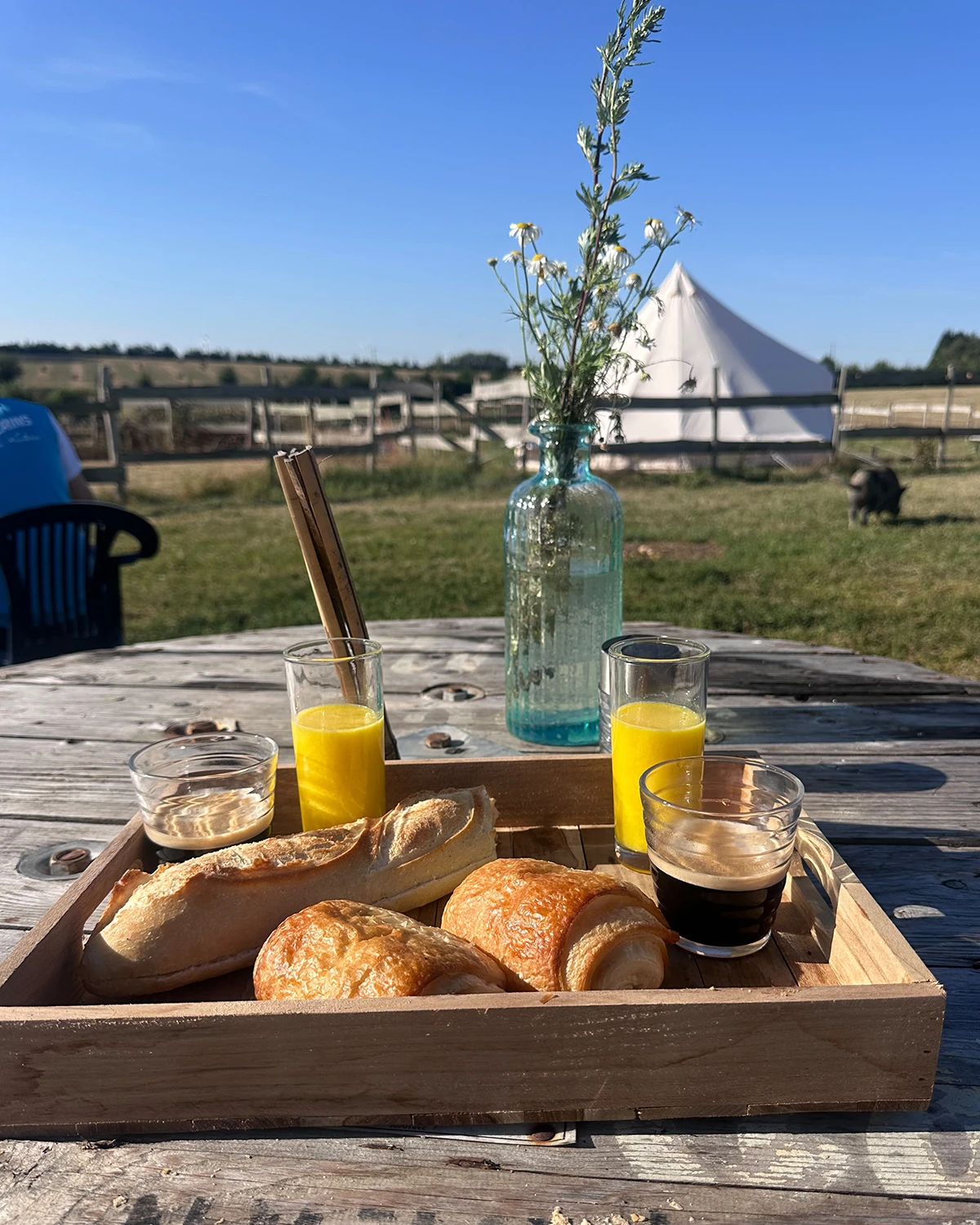 Petit déjeuner lors d'une nuit insolite à La Ferme Enchantée